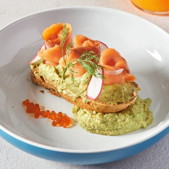 GUACAMOLE & SMOKED SALMON CROSTINI