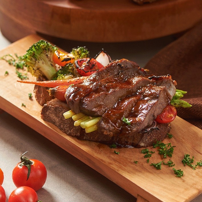 SEARED RIB EYE CARAMELIZED ONION CROSTINI